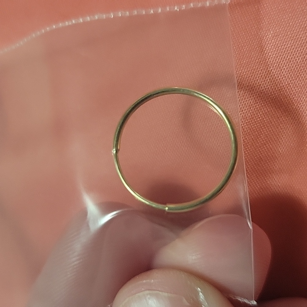 10k gold hoop (only one)